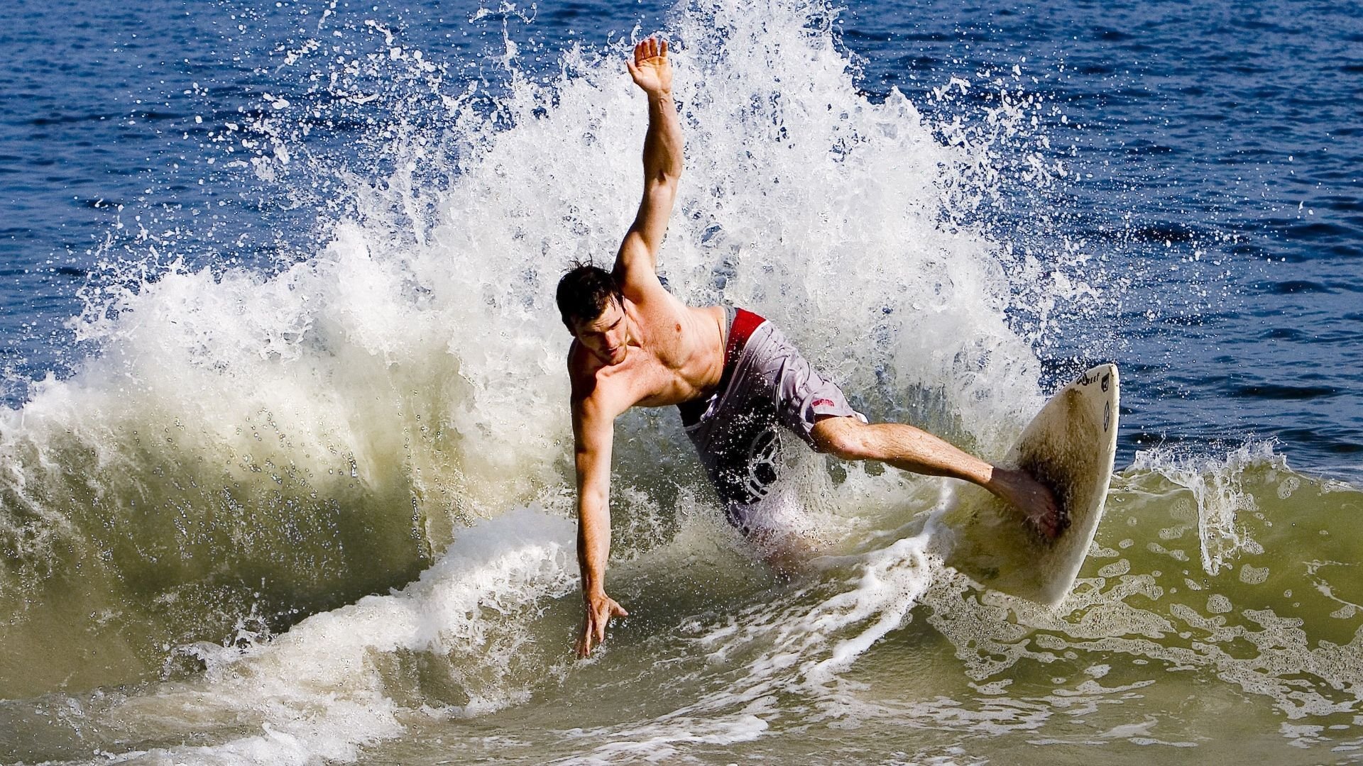 出色防守首场状态出色，老鹰观众沸腾！，浓眉哥重返赛场上演精彩一战