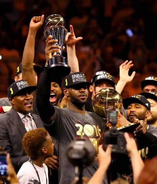 包含詹姆斯在瑞士队比赛中持续失利,晋级下一阶段引发热议!引发球迷热议的词条